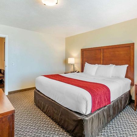 Comfort Inn & Suites Lancaster Antelope Valley Bagian luar foto