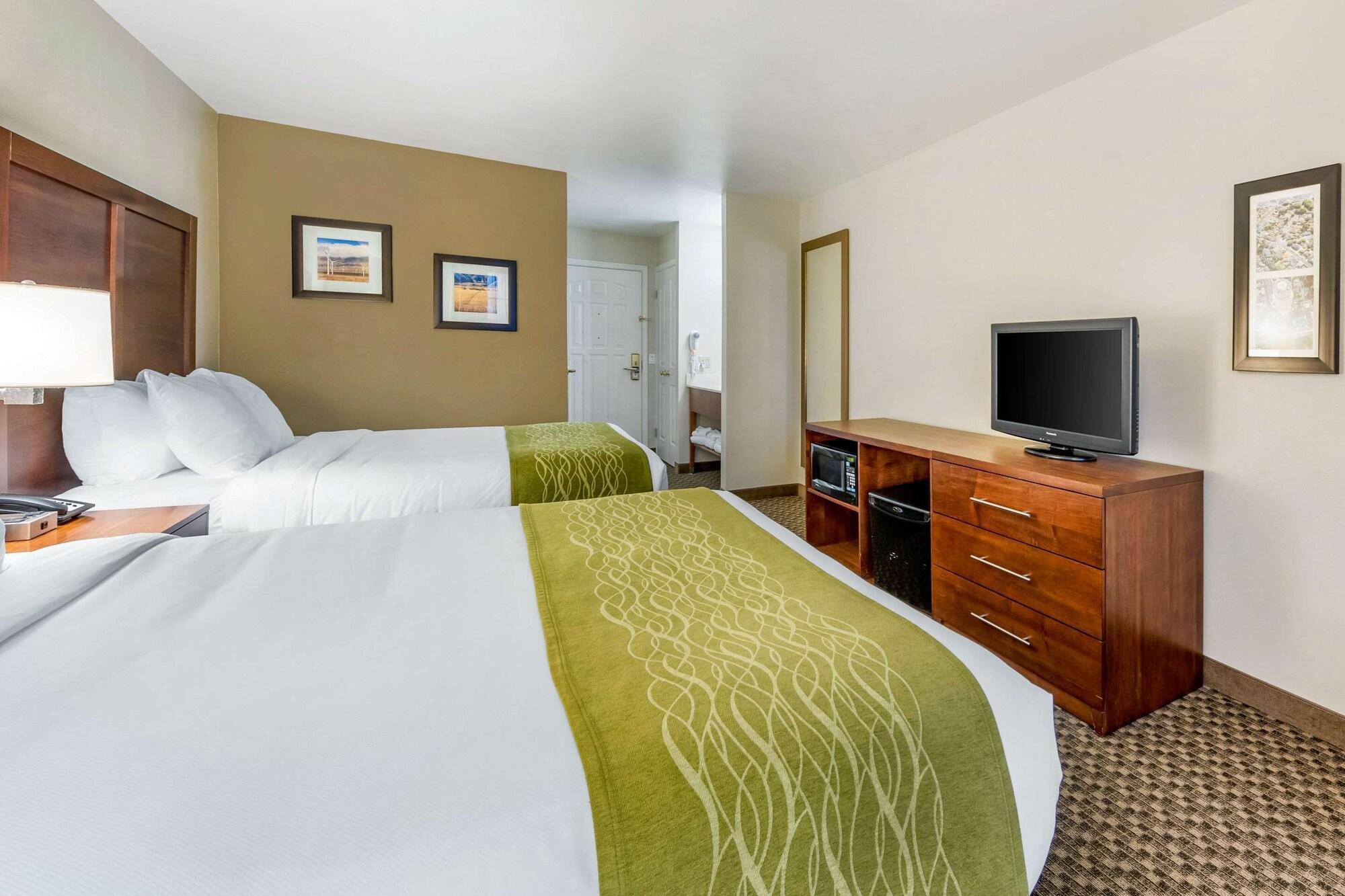 Comfort Inn & Suites Lancaster Antelope Valley Bagian luar foto