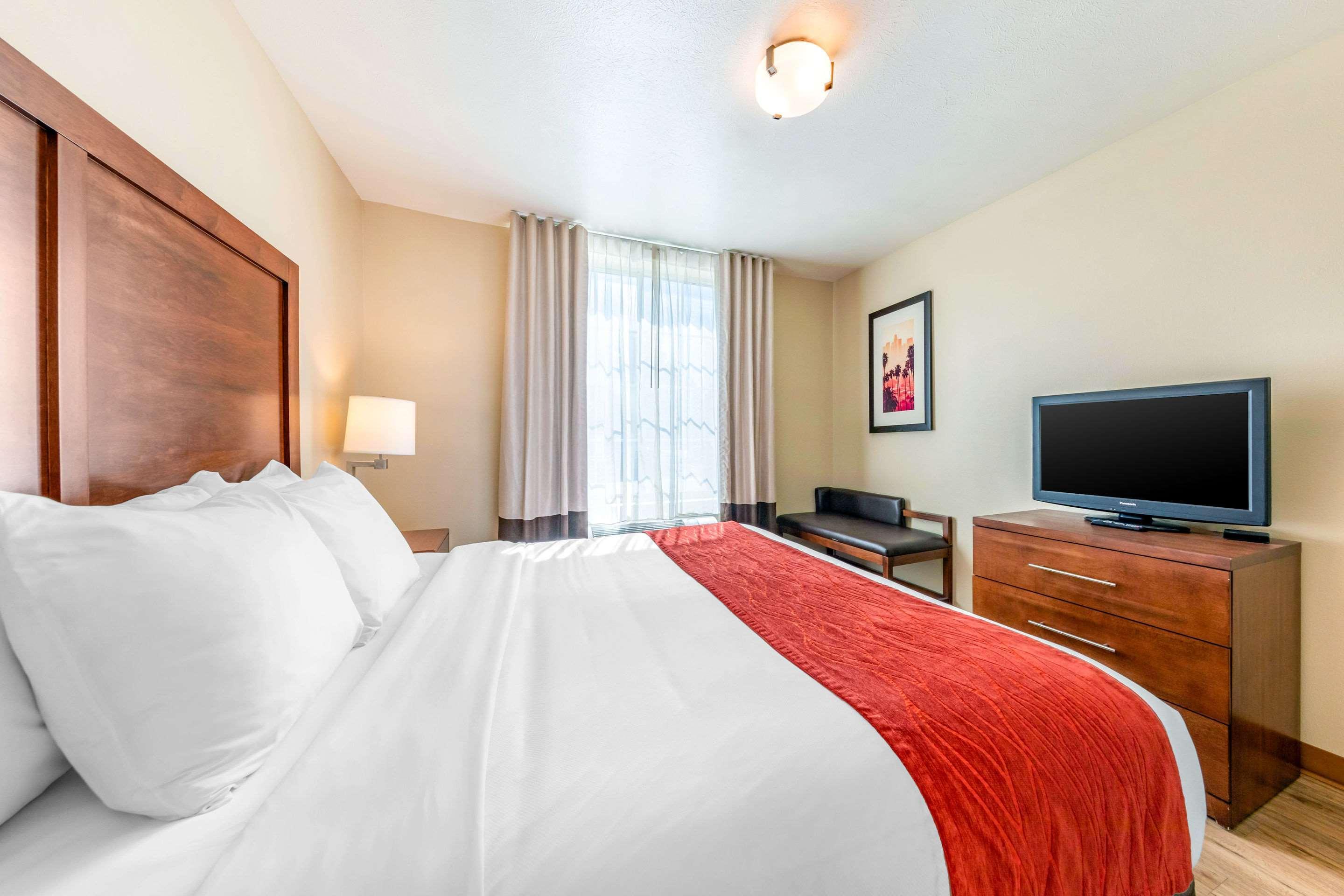 Comfort Inn & Suites Lancaster Antelope Valley Bagian luar foto