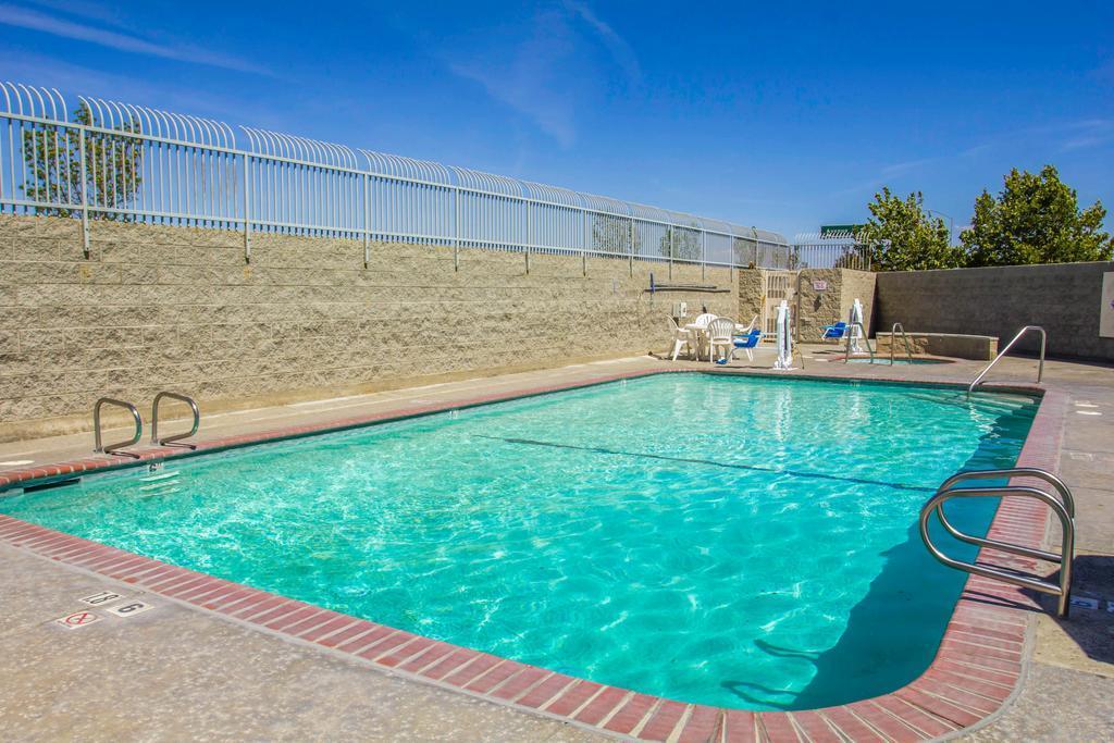 Comfort Inn & Suites Lancaster Antelope Valley Bagian luar foto