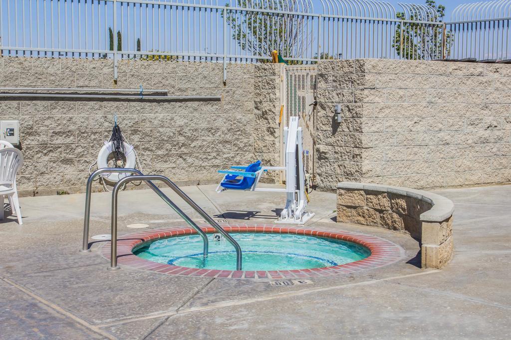 Comfort Inn & Suites Lancaster Antelope Valley Bagian luar foto